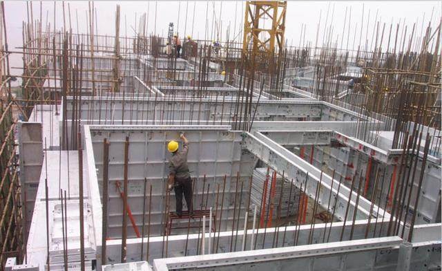 用鋁模的建筑工地這么做，填充墻也能免抹灰，連砌墻也省了